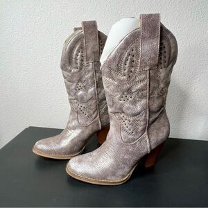 Very Volatile Wagon Wheel Western Boots, Champagne, size 6 NIB